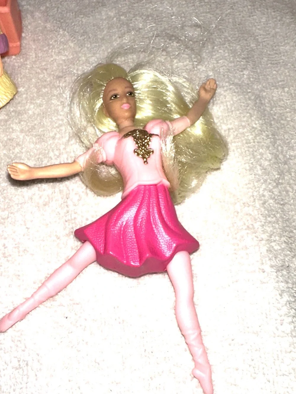 Vintage 7- Assorted Polly Pocket  dolls with case